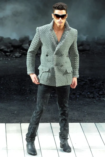 Look 16